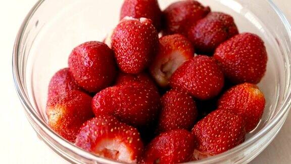 多汁开胃美味的草莓放在碗里