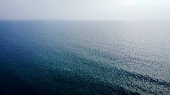 海的深处水和天空的无限空间地平线