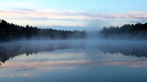 小池塘上的秋雾
