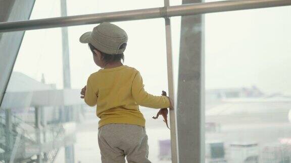 一个小男孩在机场看飞机