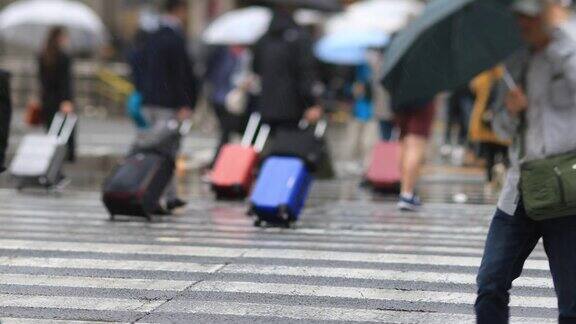 在东京品川市中心的雨天散步的人们