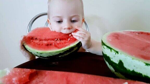 孩子吃了一片红色的西瓜