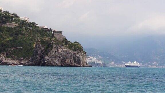 一艘遥远的游轮在意大利阿马尔菲海岸航行