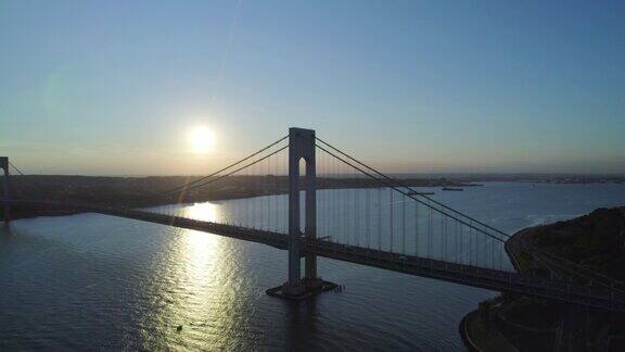 纽约哈德逊河上的维拉萨诺海峡大桥鸟瞰图斯塔顿岛和布鲁克林之间的桥