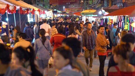 人群在清迈夜间步行街春节