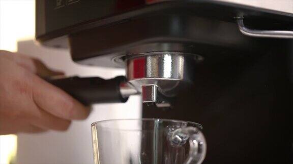 咖啡机在煮热的浓缩咖啡准备黑咖啡萃取机