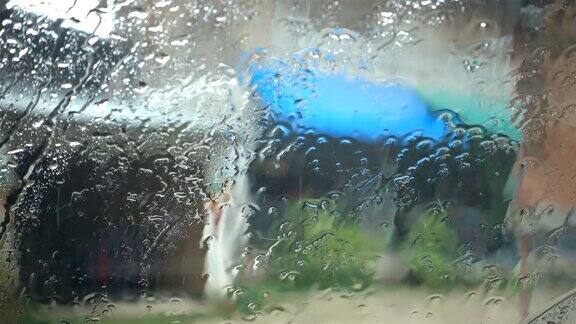 雨点落在玻璃上