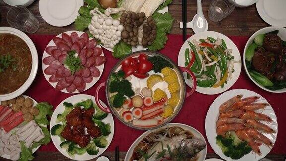 为庆祝农历新年而准备的餐桌上美味的中国传统菜肴
