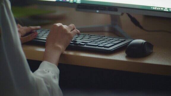 手特写:女商人在电脑键盘上打字