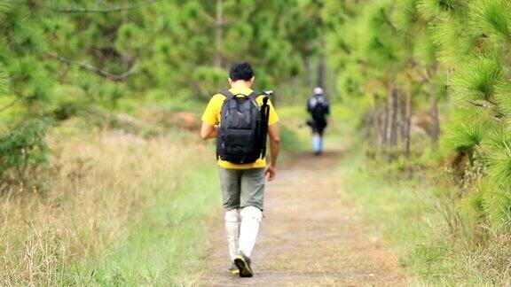 野营友谊徒步背包客和露营森林冒险旅行偏远放松概念