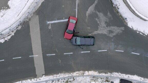 一辆黑色面包车在十字路口撞上一辆红色汽车