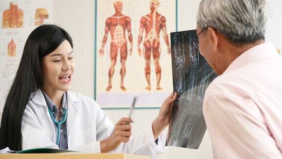 专家医生在医务室为老年患者检查并讲解x光片