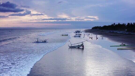 印尼西巴厘岛佩兰卡海滩的捕鱼活动