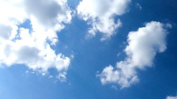 时间流逝天空美丽的云彩风景白色蓬松的云在蓝天