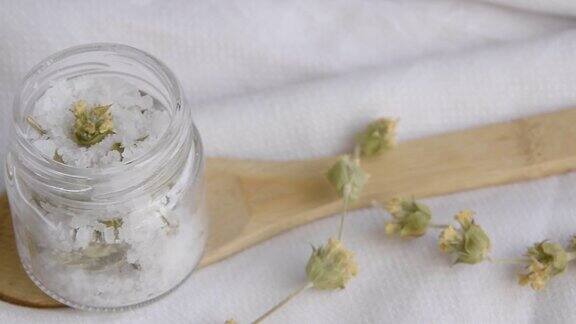卫生浴盐与野生草药健康治疗再生