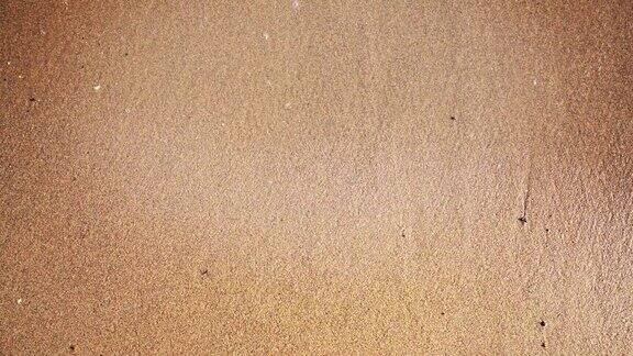 沙质海岸被海浪冲刷高角度视图