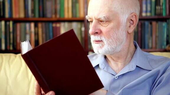老人在家放松看书享受退休生活背景是书架