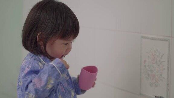 小女孩自己刷牙