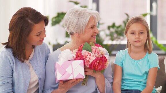 女性全家福鲜花和礼物
