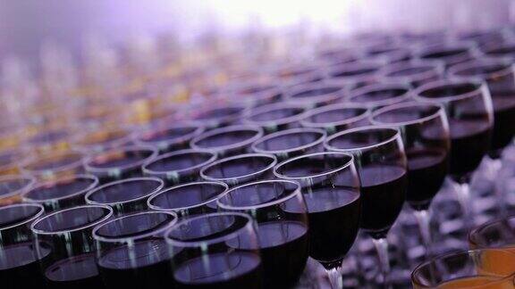 餐厅大厅的自助餐桌上放满了葡萄酒的玻璃杯
