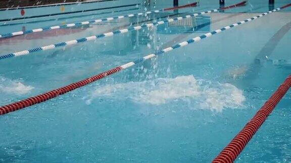 游泳池里的男游泳运动员