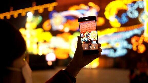 中国春节期间女人用智能手机与城市景观