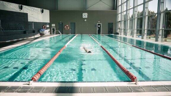 在游泳池中进行适应性运动员训练