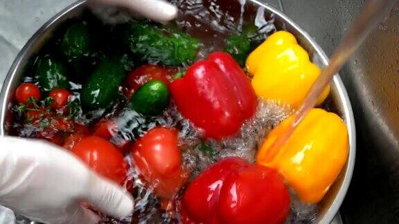 用手清洗新鲜蔬菜