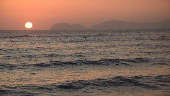 海洋在日落时分