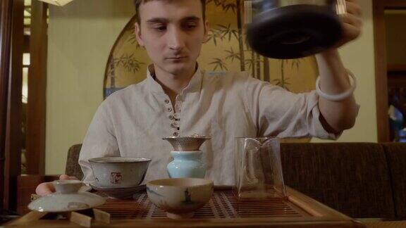 在中国仪式上茶师用茶壶倒热水
