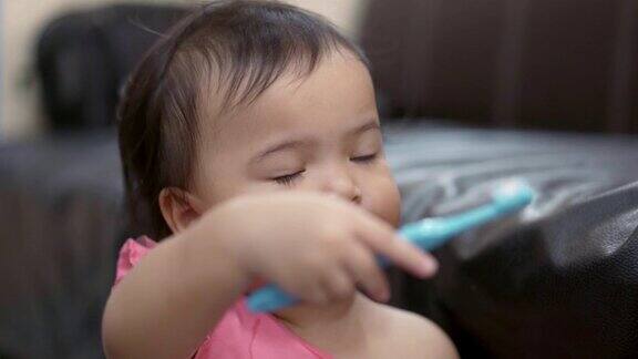 正在刷牙的亚洲幼童(女婴)
