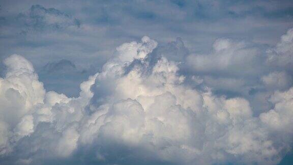 蓝色晴空上快速移动的白色蓬松积云的延时镜头