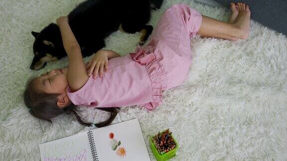 小女孩和她的狗睡在一起