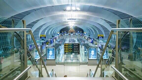 泰国曼谷素万那普机场出发站内的时间间隔