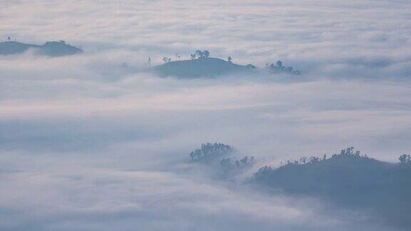 延时拍摄的山和移动的雾