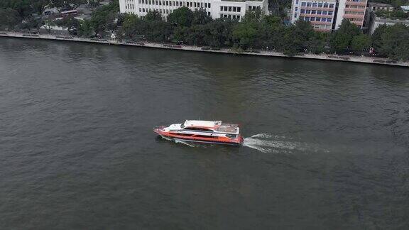 游艇漂浮在城市河上