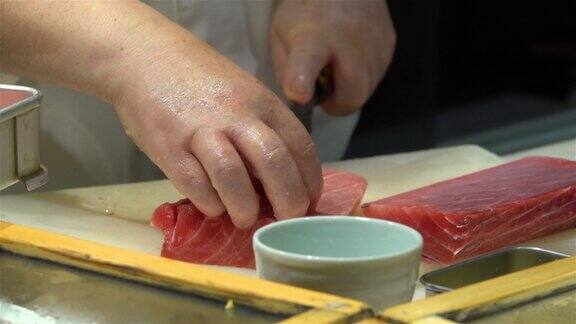 厨师切金枪鱼肉东京日本