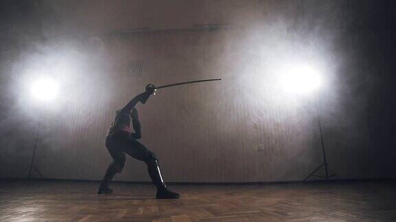 中世纪武士在室内用剑进行慢动作训练