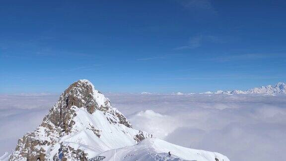 壮丽的全景从左到右的雪山和云谷