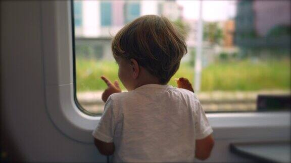 坐火车旅行的孩子看着窗外的风景