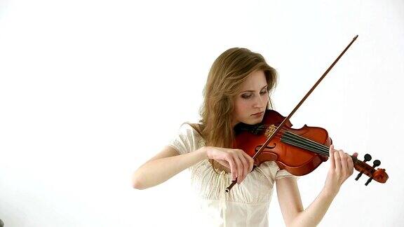 白色背景下演奏小提琴家女孩
