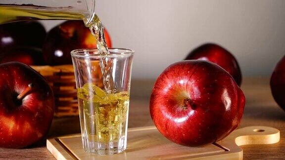 手捧近苹果醋倒在桌上有利于减肥、降低胆固醇、降低血糖水平