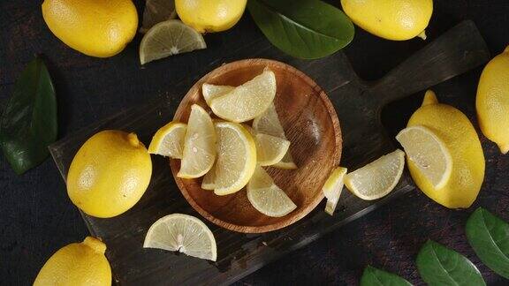 切片的柠檬落在木盘上
