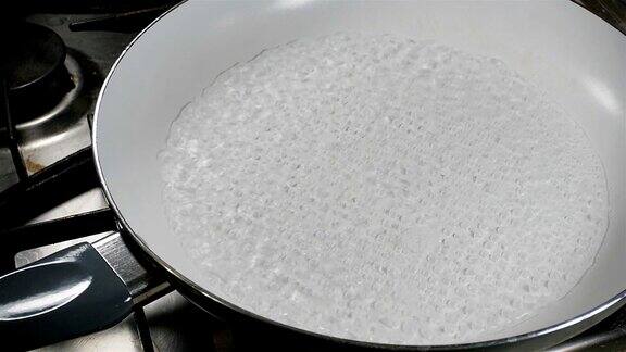 水在锅里沸腾缓慢的运动