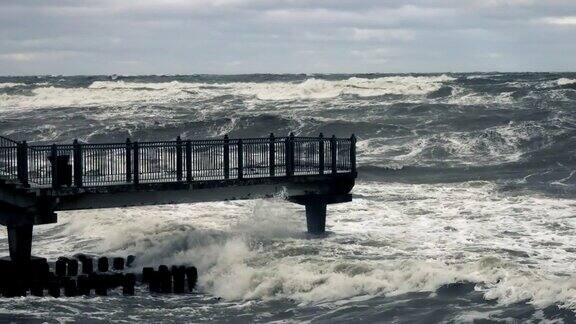 海浪拍打着海岸线上的岩石海上暴风雨天气大浪冲毁防波堤缓慢的运动