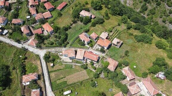 鸟瞰图Mostovo村在Rhodope山保加利亚