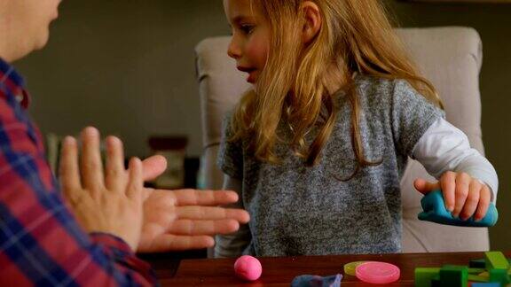 父亲和女儿在客厅玩粘土4k