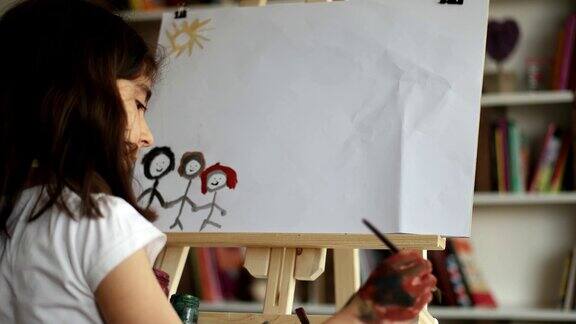 创造性的儿童画家在工作过程中