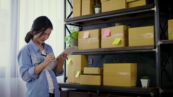 年轻的亚洲女性自由职业者在家工作小企业女性业主或启动小企业企业家工作在线营销包装盒配送