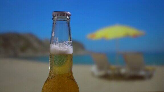 一个阳光灿烂的日子沙滩上的啤酒瓶